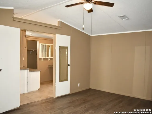 385 W County Road 5719 Devine, TX 78016