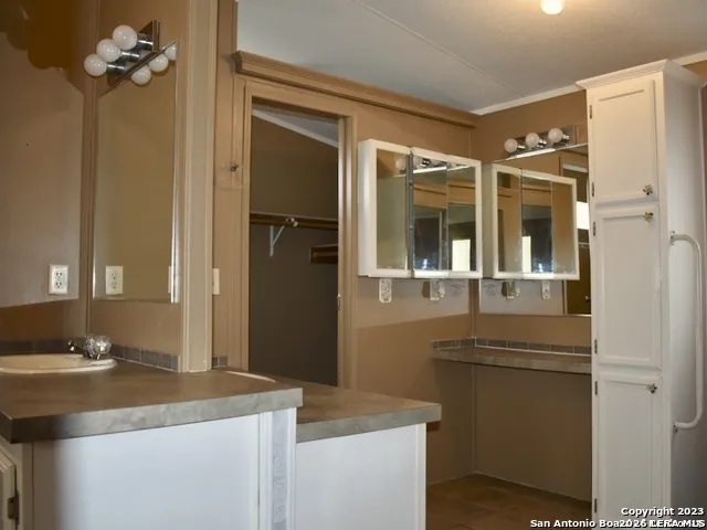385 W County Road 5719 Devine, TX 78016