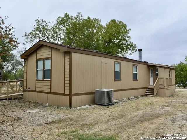 385 W County Road 5719 Devine, TX 78016