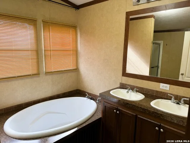 385 W County Road 5719 Devine, TX 78016