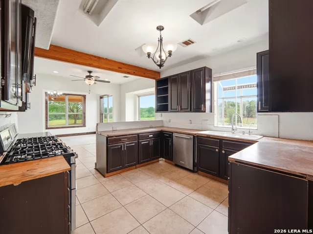 1253 COUNTY ROAD 7421 Yancey, TX 78886