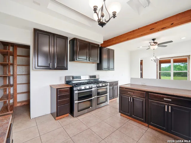 1253 COUNTY ROAD 7421 Yancey, TX 78886