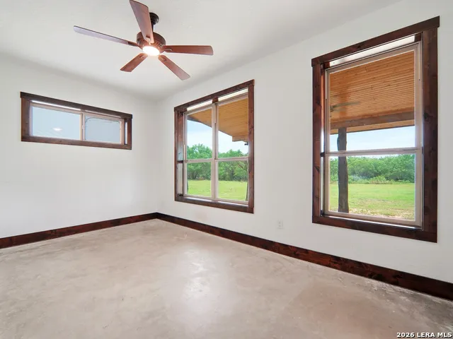 1253 COUNTY ROAD 7421 Yancey, TX 78886