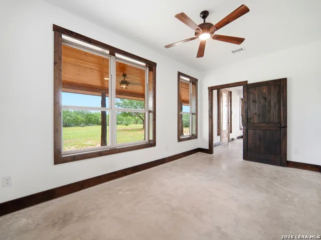 1253 COUNTY ROAD 7421 Yancey, TX 78886