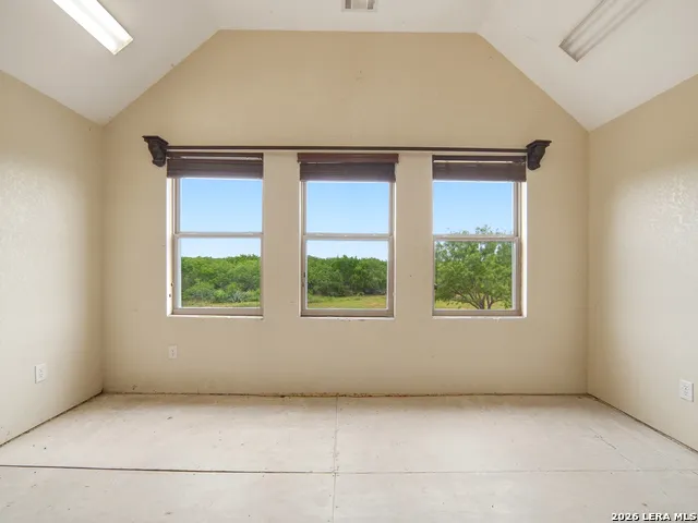 1253 COUNTY ROAD 7421 Yancey, TX 78886