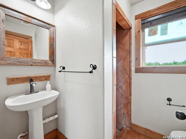 1253 COUNTY ROAD 7421 Yancey, TX 78886