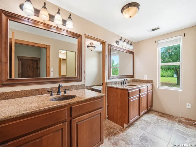 1253 COUNTY ROAD 7421 Yancey, TX 78886