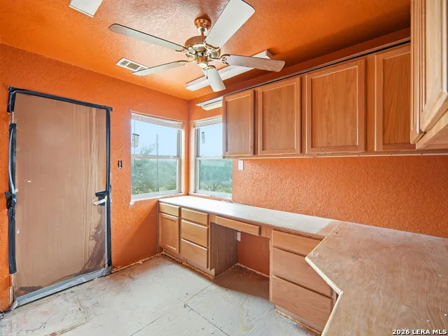 1253 COUNTY ROAD 7421 Yancey, TX 78886