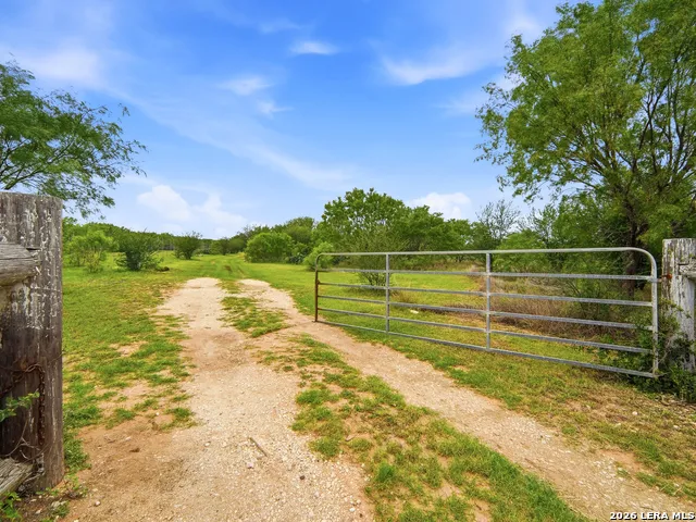 1253 COUNTY ROAD 7421 Yancey, TX 78886