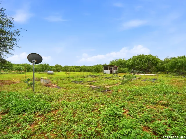 1253 COUNTY ROAD 7421 Yancey, TX 78886