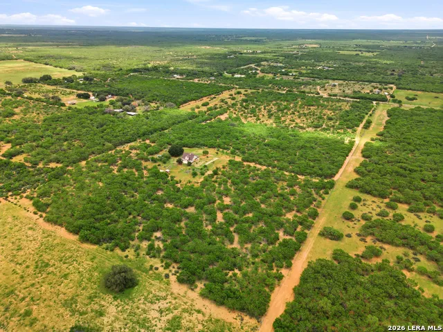 1253 COUNTY ROAD 7421 Yancey, TX 78886