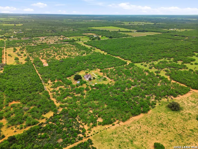 1253 COUNTY ROAD 7421 Yancey, TX 78886