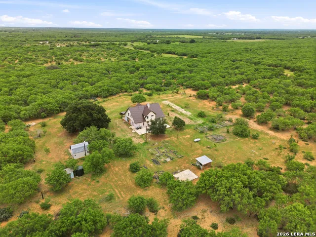 1253 COUNTY ROAD 7421 Yancey, TX 78886