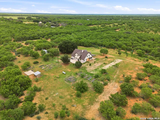 1253 COUNTY ROAD 7421 Yancey, TX 78886