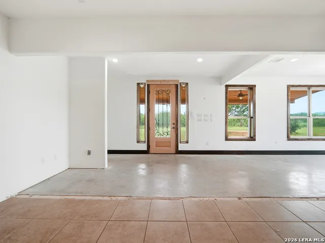 1253 COUNTY ROAD 7421 Yancey, TX 78886