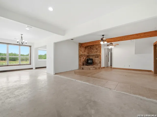 1253 COUNTY ROAD 7421 Yancey, TX 78886
