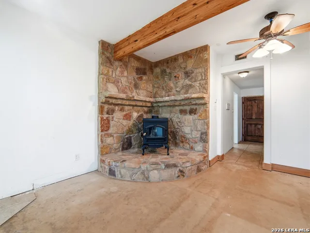 1253 COUNTY ROAD 7421 Yancey, TX 78886