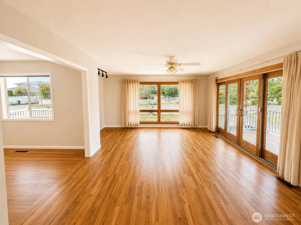 216 Caspers Street Edmonds, WA 98020