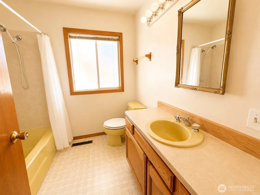 216 Caspers Street Edmonds, WA 98020