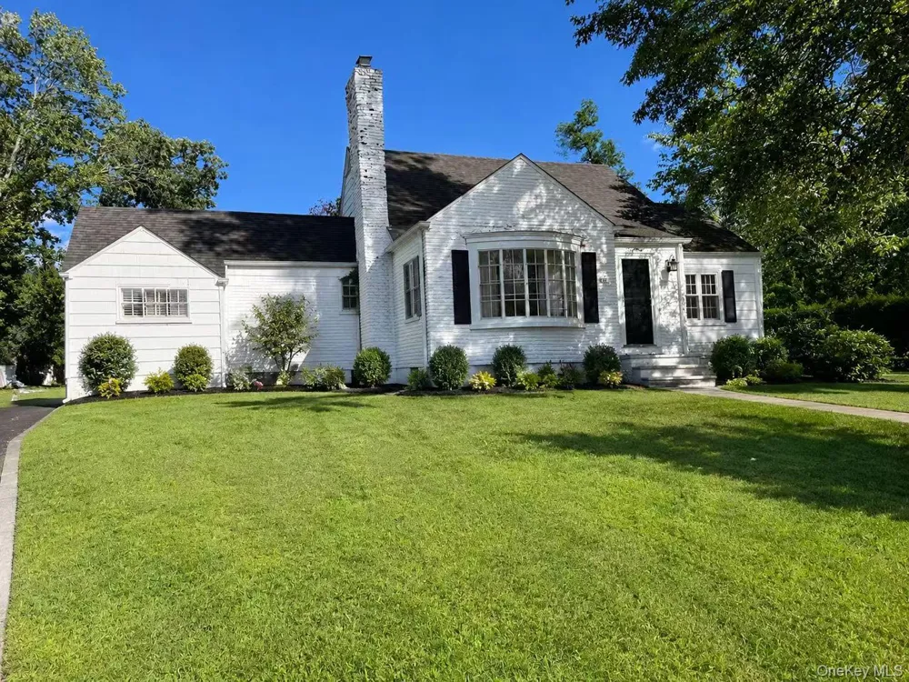 68 Woodbine Road East Hills, NY 11577