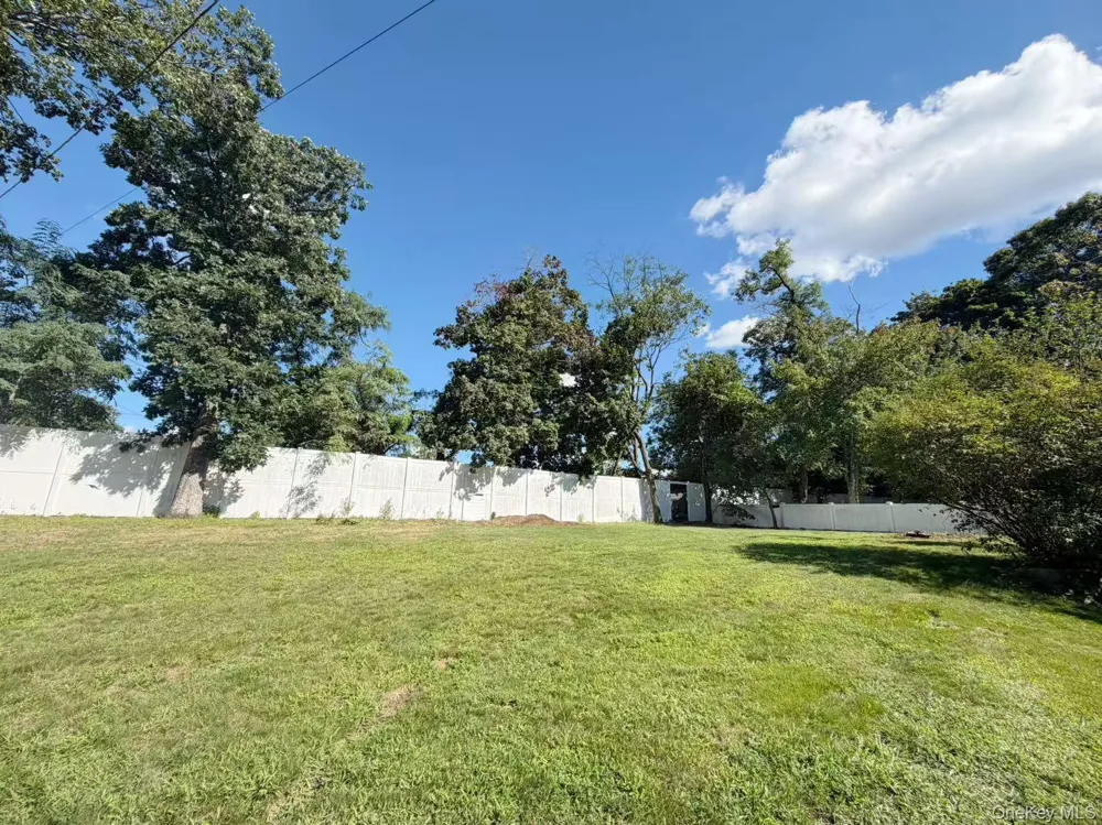 68 Woodbine Road East Hills, NY 11577