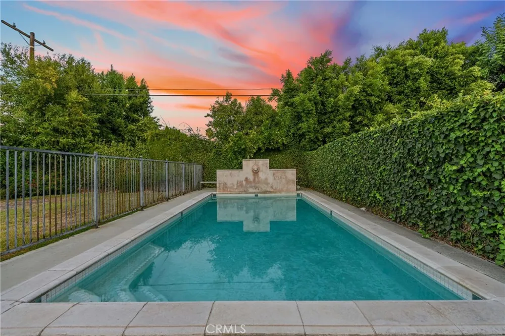 5110 Petit Encino, CA 91436