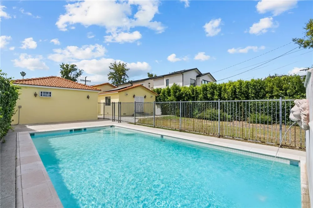 5110 Petit Encino, CA 91436