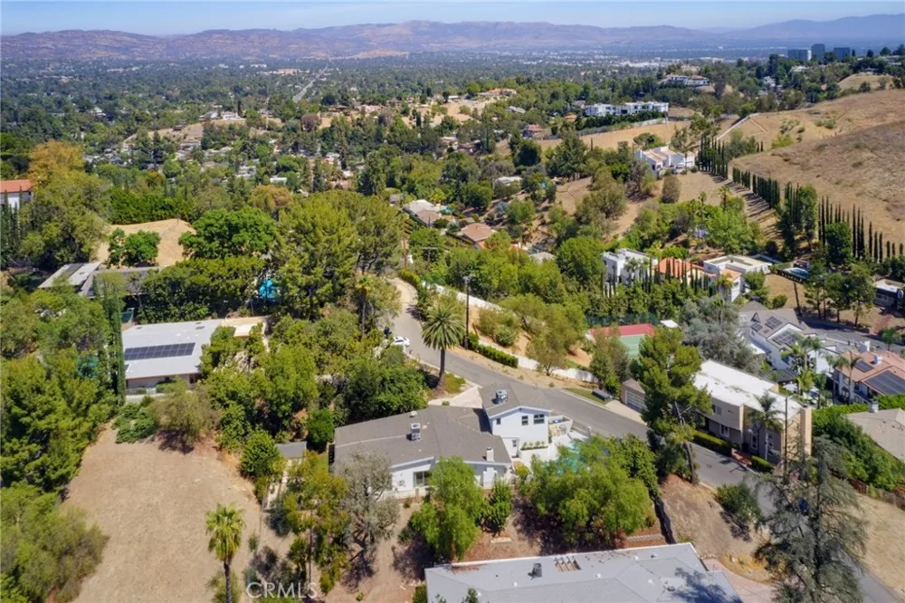 4715 Burgundy Road Woodland Hills, CA 91364