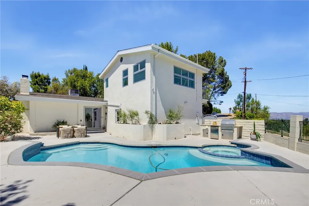 4715 Burgundy Road Woodland Hills, CA 91364
