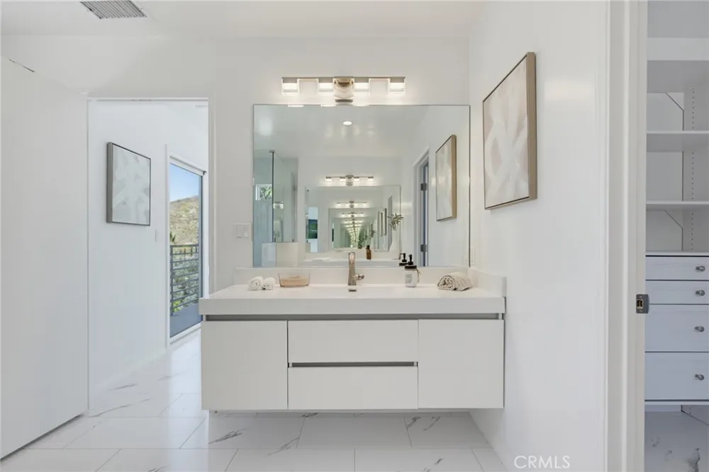 4715 Burgundy Road Woodland Hills, CA 91364