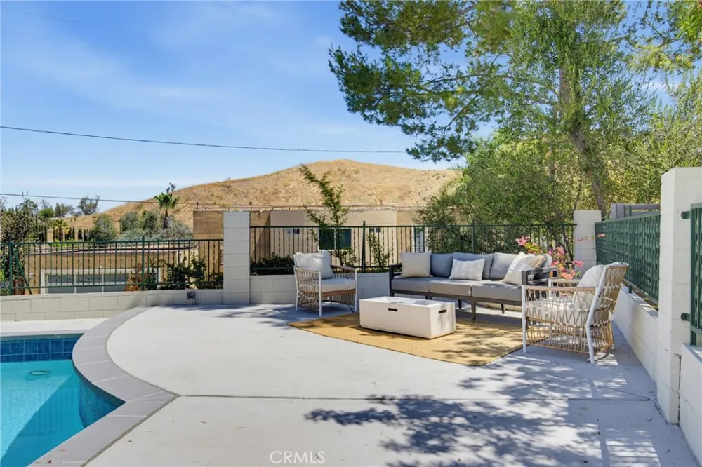 4715 Burgundy Road Woodland Hills, CA 91364