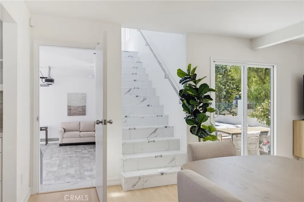 4715 Burgundy Road Woodland Hills, CA 91364