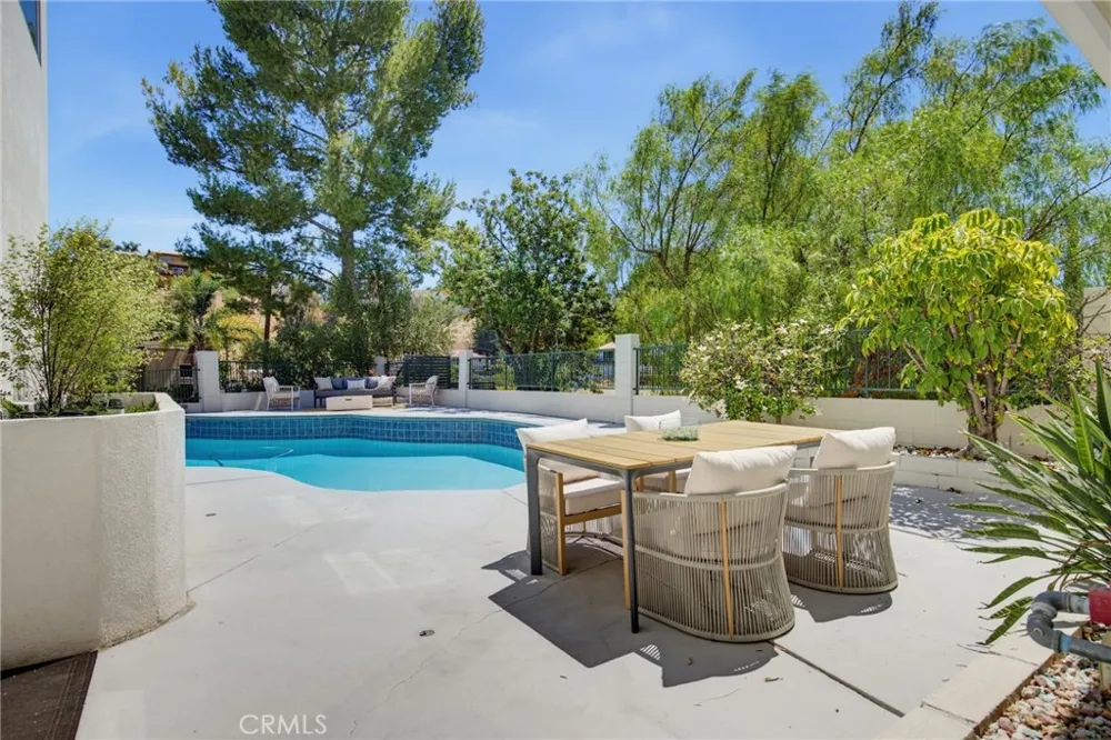 4715 Burgundy Road Woodland Hills, CA 91364