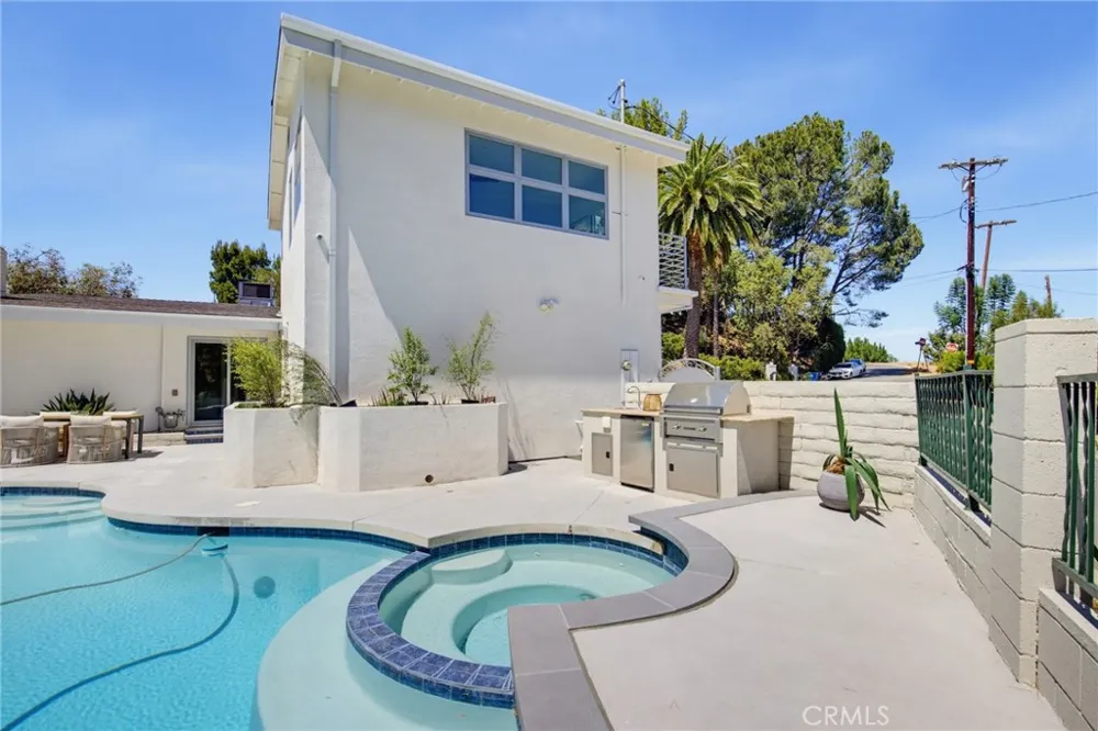 4715 Burgundy Road Woodland Hills, CA 91364