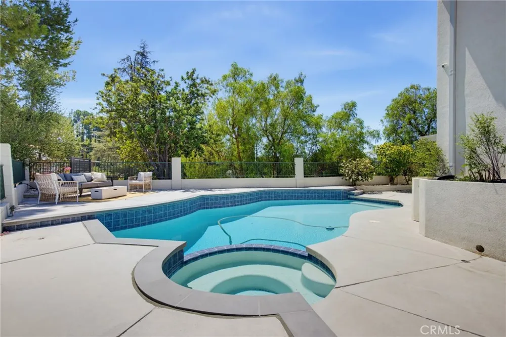 4715 Burgundy Road Woodland Hills, CA 91364