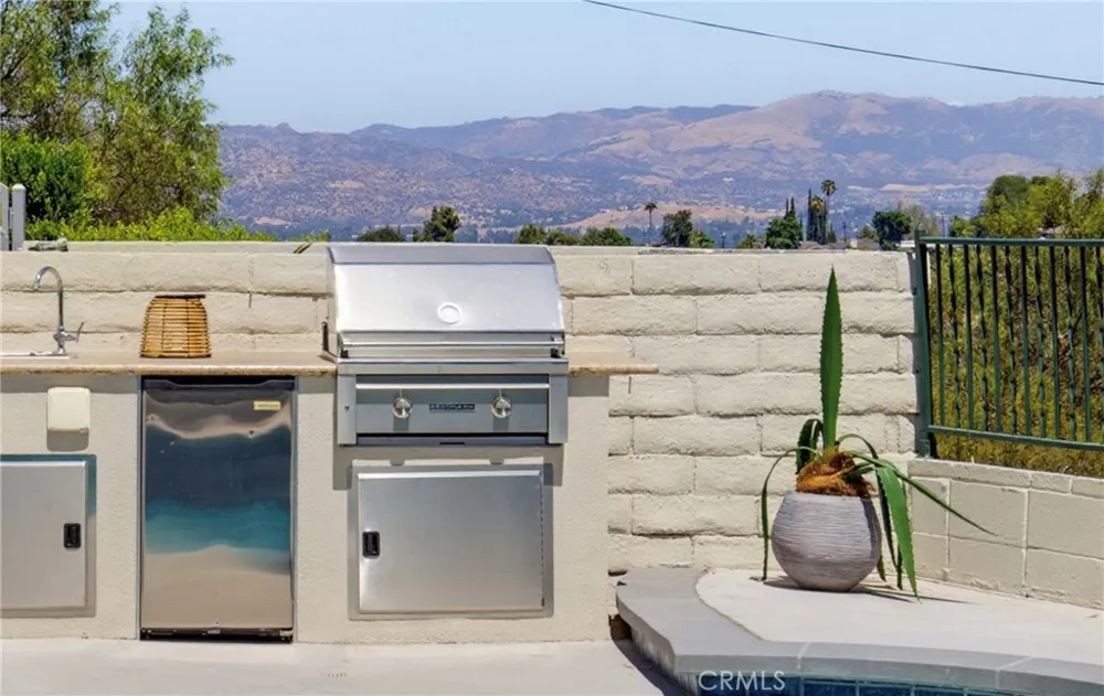 4715 Burgundy Road Woodland Hills, CA 91364