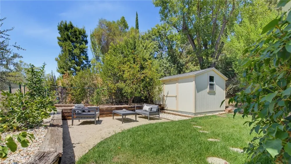 4715 Burgundy Road Woodland Hills, CA 91364