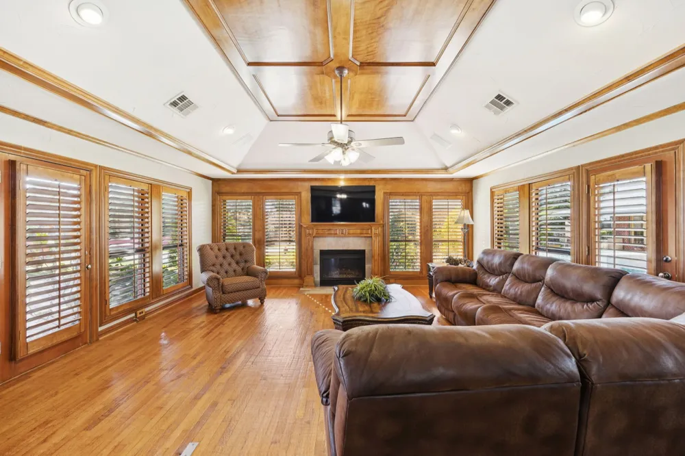 201 Oakwood Drive Lancaster, TX 75146