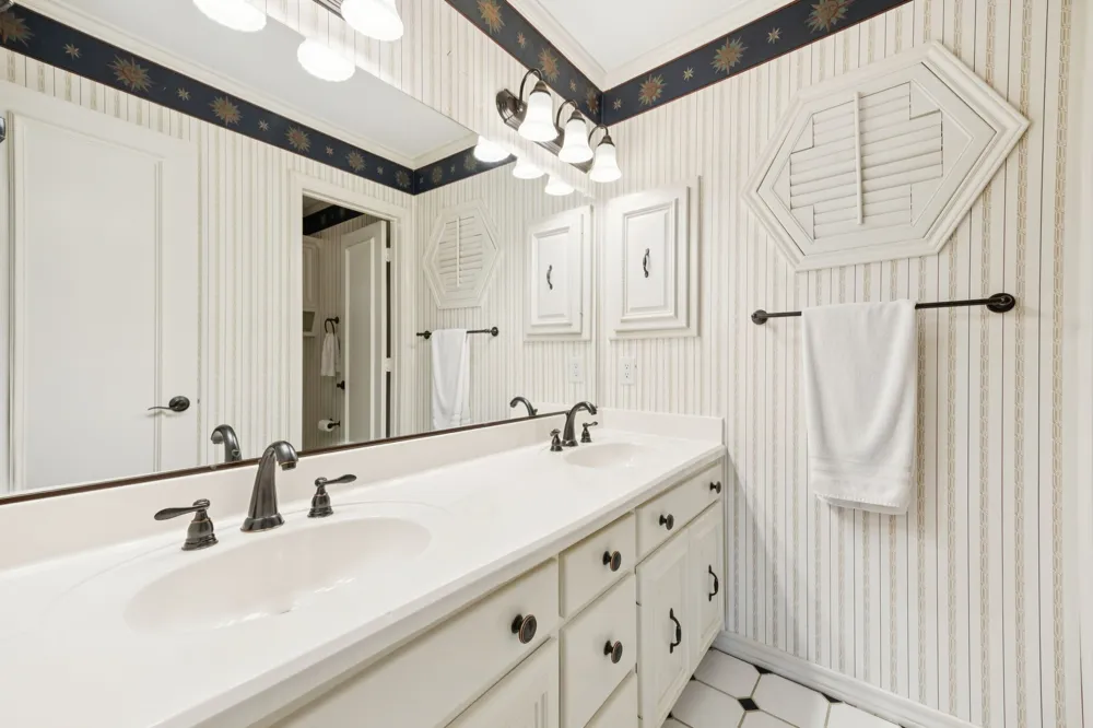 201 Oakwood Drive Lancaster, TX 75146