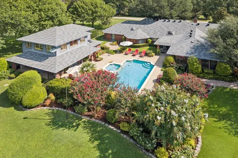 201 Oakwood Drive