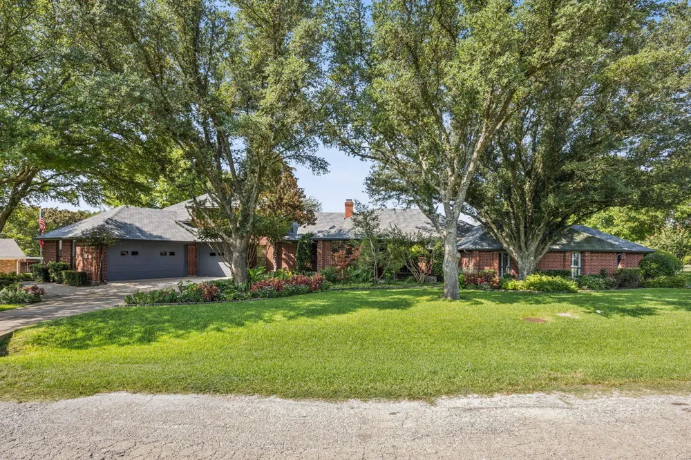 201 Oakwood Drive Lancaster, TX 75146