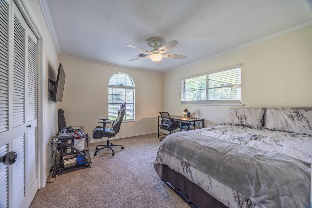 502 Red Bud Ln Baytown, TX 77520