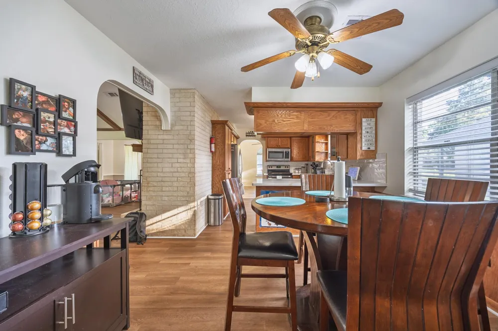 502 Red Bud Ln Baytown, TX 77520