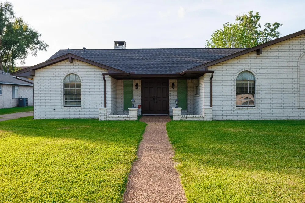 502 Red Bud Ln Baytown, TX 77520