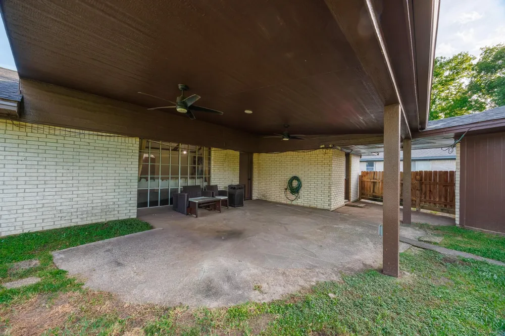 502 Red Bud Ln Baytown, TX 77520