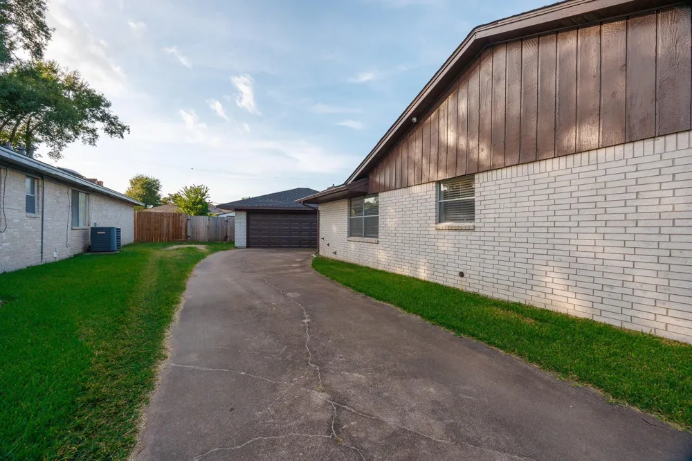 502 Red Bud Ln Baytown, TX 77520