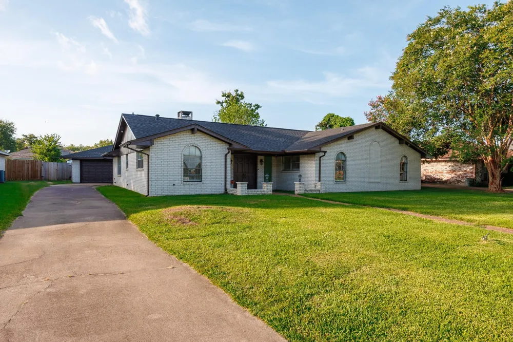 502 Red Bud Ln Baytown, TX 77520