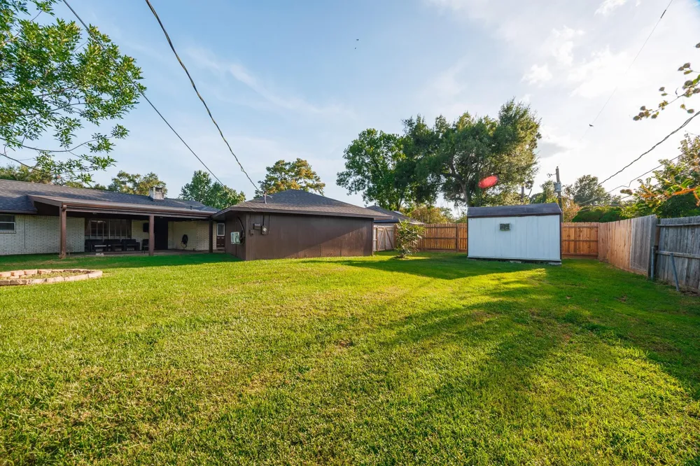 502 Red Bud Ln Baytown, TX 77520