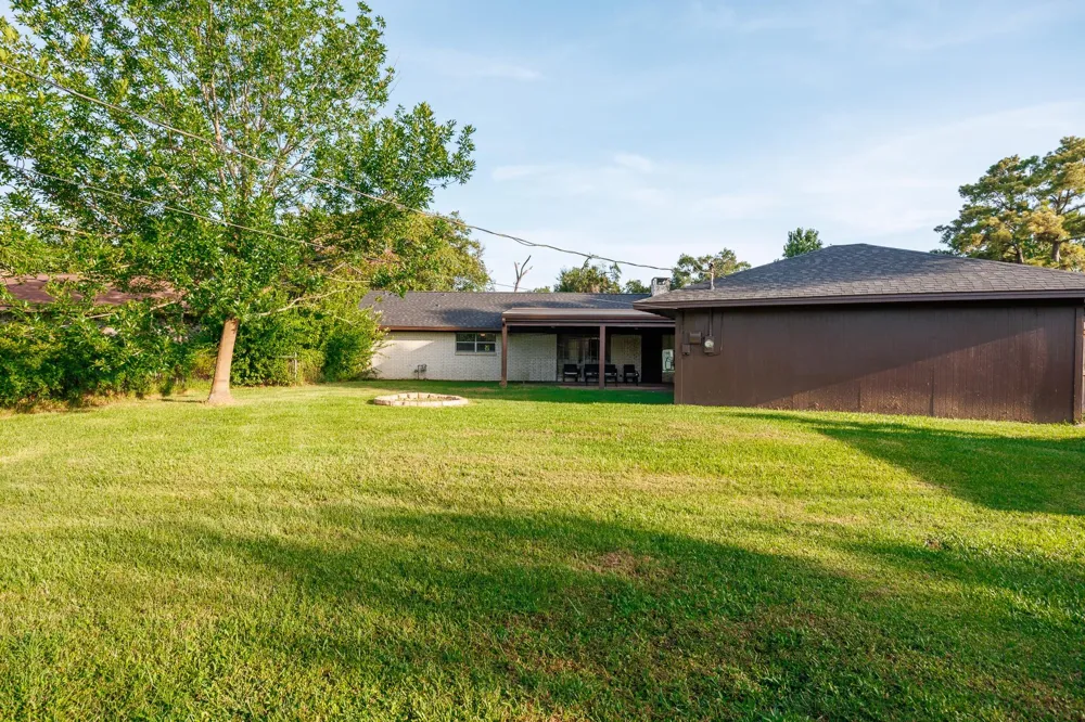 502 Red Bud Ln Baytown, TX 77520