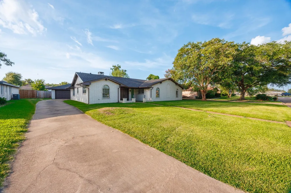 502 Red Bud Ln Baytown, TX 77520